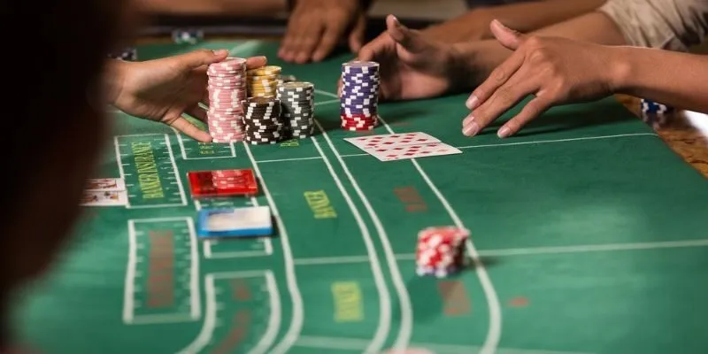 Hướng dẫn cách tính điểm và luật chơi Baccarat dễ hiểu 